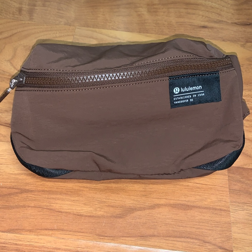 NWT Lululemon Athletica Clean Lines Belt Bag 2L - Picture 2 of 15